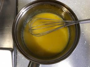 将牛奶、细砂糖和蛋黄放入奶锅搅拌均匀，开小火边加热边搅拌至浓稠状