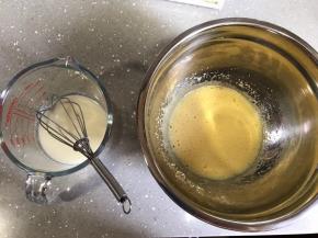 分离好蛋清蛋黄，保证容器无油无水。细砂糖加入蛋黄，用电动打蛋器低速打发至蓬松发白，加入上一步乳化好的牛奶和食用油，搅拌均匀。