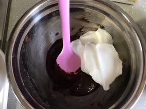 取三分之一蛋白霜加入可可糊，翻拌均匀。
