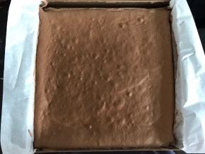 出炉后可以轻触蛋糕表面，如果是硬的有韧性就烤熟了。放至表面不再冒热气，倒扣脱模，撕去油纸，放凉。