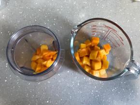 制作芒果芭菲。将芒果切颗粒状，形状规则好看的用作夹层和装饰用，形状不规则的放入料理杯打成芒果酱。