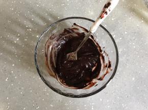 可可粉和热水混合，搅拌均匀至无粉，备用。
烤箱上下火180度预热。