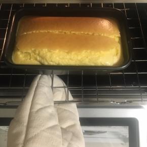 烤箱提前预热，上火190度，下火140度，先入蛋糕糊烤10分钟，然后取出在烤箱边用刀在中间划一刀长口，推入蛋糕，调节烤箱温度，上火160度，下火150度，继续烘烤30分钟