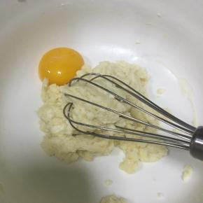 蛋黄分次加入到面粉糊中