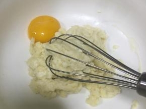 蛋黄分次加入到面粉糊中