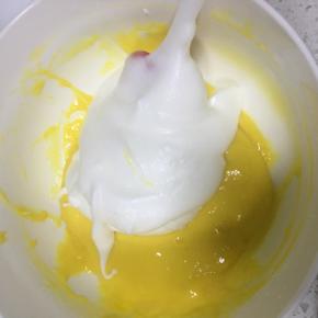 取1/3的蛋白霜到蛋黄糊中，用刮刀翻拌均匀