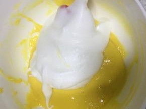 取1/3的蛋白霜到蛋黄糊中，用刮刀翻拌均匀