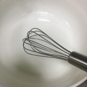 用蛋抽搅打至浓稠状态