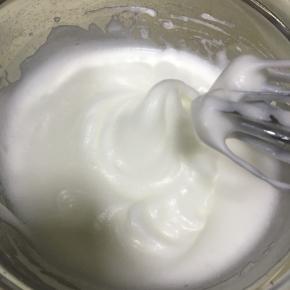 打发至提起打蛋头有弯弯的钩（8分发）即可