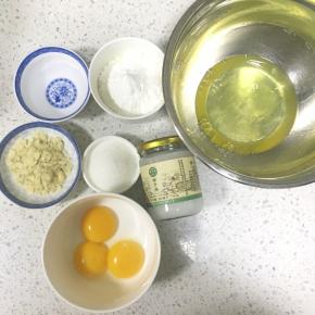 准备好材料，蛋清蛋黄分离，图中的杏仁片本来是用来做装饰的，后来没有用，喜欢的可以撒在蛋糕糊上作为装饰