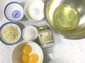 准备好材料，蛋清蛋黄分离，图中的杏仁片本来是用来做装饰的，后来没有用，喜欢的可以撒在蛋糕糊上作为装饰