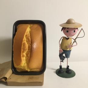 取出，蛋糕盒竖立起来放，待蛋糕冷却后，脱模