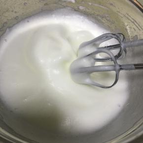 打发到有纹路时倒入剩下的细砂糖，继续打发