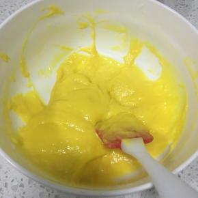 每一次都搅拌均匀后再加入下一个蛋黄，全部搅拌均匀