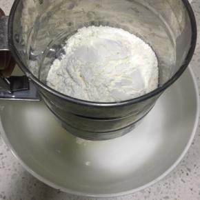 低筋面粉与玉米淀粉混合均匀，过筛加入到椰子油与清水混合物中
