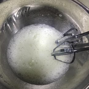 蛋清先用电动打蛋器低速打发至粗泡状态，加入1/3的细砂糖，继续中高速打发