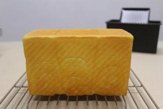 准备吐司一个（配方请参考“全蛋吐司-黑金刚吐司”菜谱）