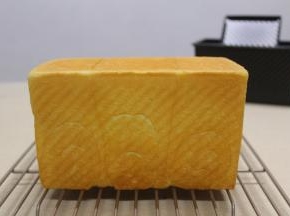 准备吐司一个（配方请参考“全蛋吐司-黑金刚吐司”菜谱）