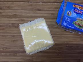 将百吉福芝士片铺在吐司片上