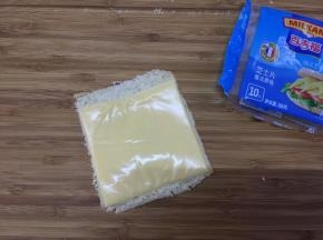 将百吉福芝士片铺在吐司片上