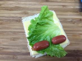 随后放入两条脆皮肠