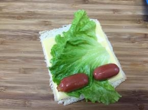 随后放入两条脆皮肠