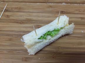 在收口处插两根牙签，固定整个面包卷