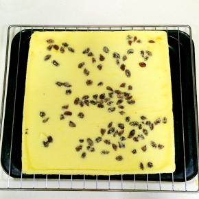 烤完出炉后倒扣趁热撕掉油纸。