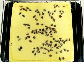 烤完出炉后倒扣趁热撕掉油纸。