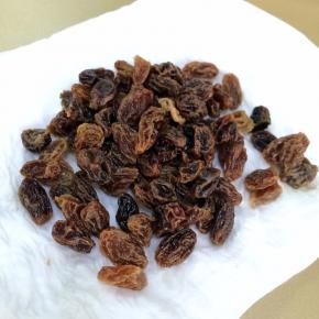 提子提前泡好沥干水份。