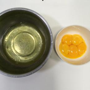 分离蛋白和蛋黄，分别放入无水无油的容器内，装蛋白的盆要稍大些。