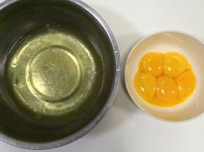 分离蛋白和蛋黄，分别放入无水无油的容器内，装蛋白的盆要稍大些。
