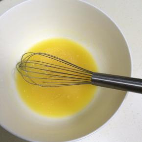 橙汁与玉米油混合，搅拌至乳化，看不见明显的油星。