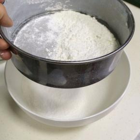 低筋面粉过筛两次备用。