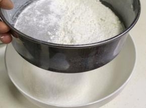 低筋面粉过筛两次备用。
