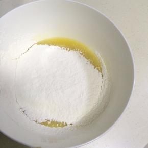 筛入低筋面粉，搅拌至无干粉状态。