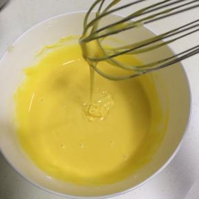 搅拌至顺滑，这个时候很容易搅拌均匀的，不要搅拌过度，这样蛋黄糊就完成了，放一旁备用。