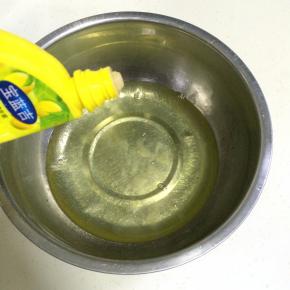 在蛋白中加入几滴柠檬汁（或白醋）。