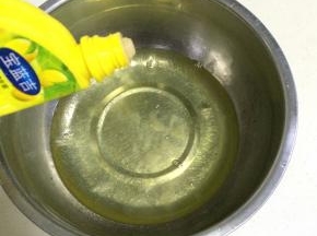 在蛋白中加入几滴柠檬汁（或白醋）。