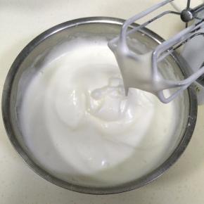 用电动打蛋器搅打至湿性发泡的程度，提起打蛋器出现大弯钩。