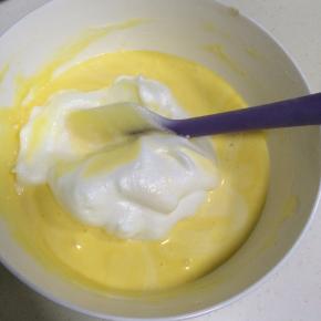 分三次把蛋白霜加入蛋黄糊内进行翻拌均匀。