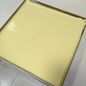 倒入铺有油纸的烤盘中，入预热好的烤箱中层，上下火，165度，约25分钟。