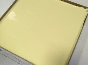 倒入铺有油纸的烤盘中，入预热好的烤箱中层，上下火，165度，约25分钟。