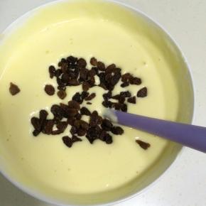 最后加入提子干翻拌好。