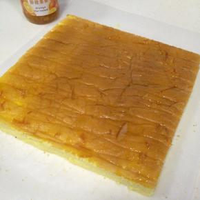 稍凉后，反扣在干净的油纸上，切掉蛋糕边，均匀的涂抹上果酱。