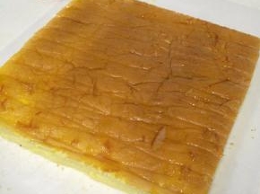 稍凉后，反扣在干净的油纸上，切掉蛋糕边，均匀的涂抹上果酱。