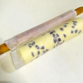 利用擀面杖把蛋糕卷起。