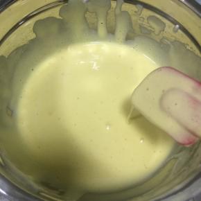 最后把翻拌均匀的蛋糕糊全部倒入剩下的蛋白霜中，全部翻拌均匀