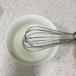 椰子油隔热水融化，倒入清水