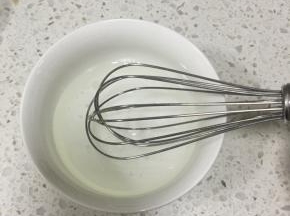 椰子油隔热水融化，倒入清水